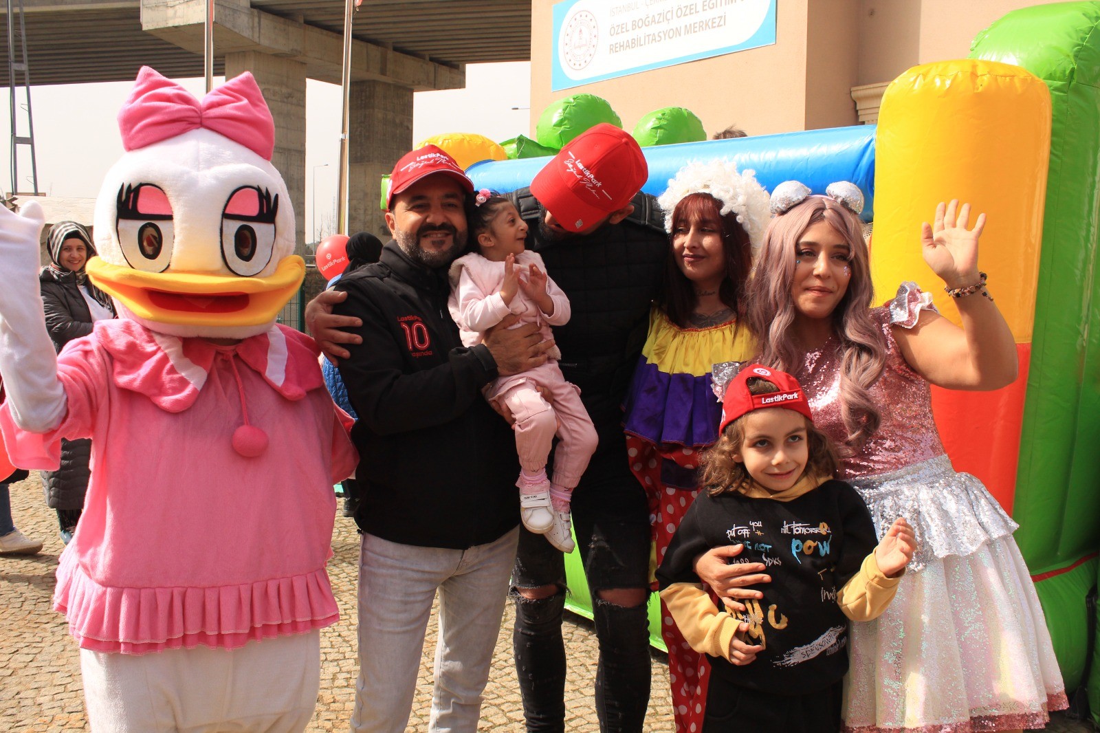 Çekmeköy’de ünlü drift pilotu Ertuğrul Makena, otizmli çocuklar ile bir araya geldi