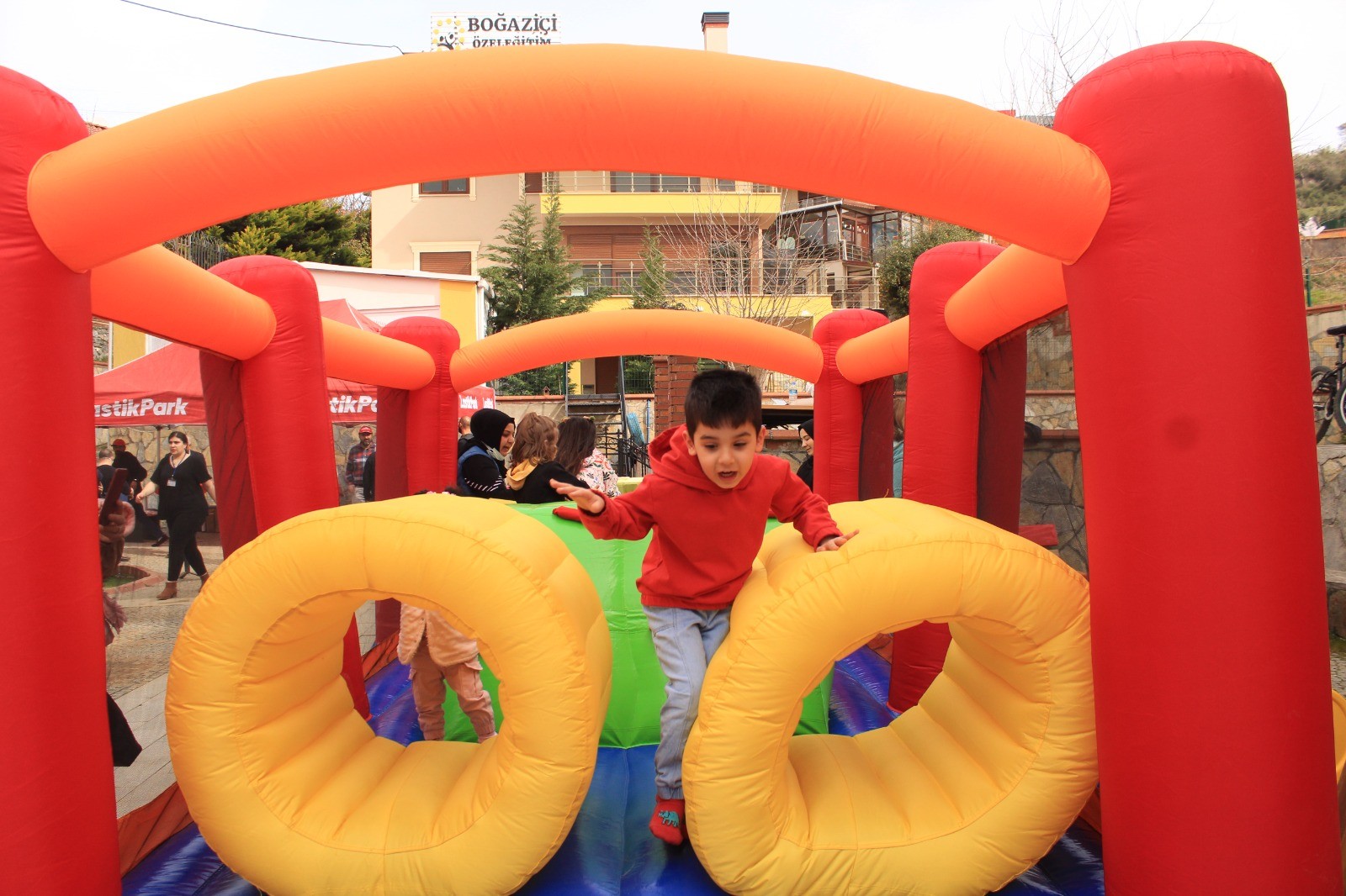 Çekmeköy’de ünlü drift pilotu Ertuğrul Makena, otizmli çocuklar ile bir araya geldi