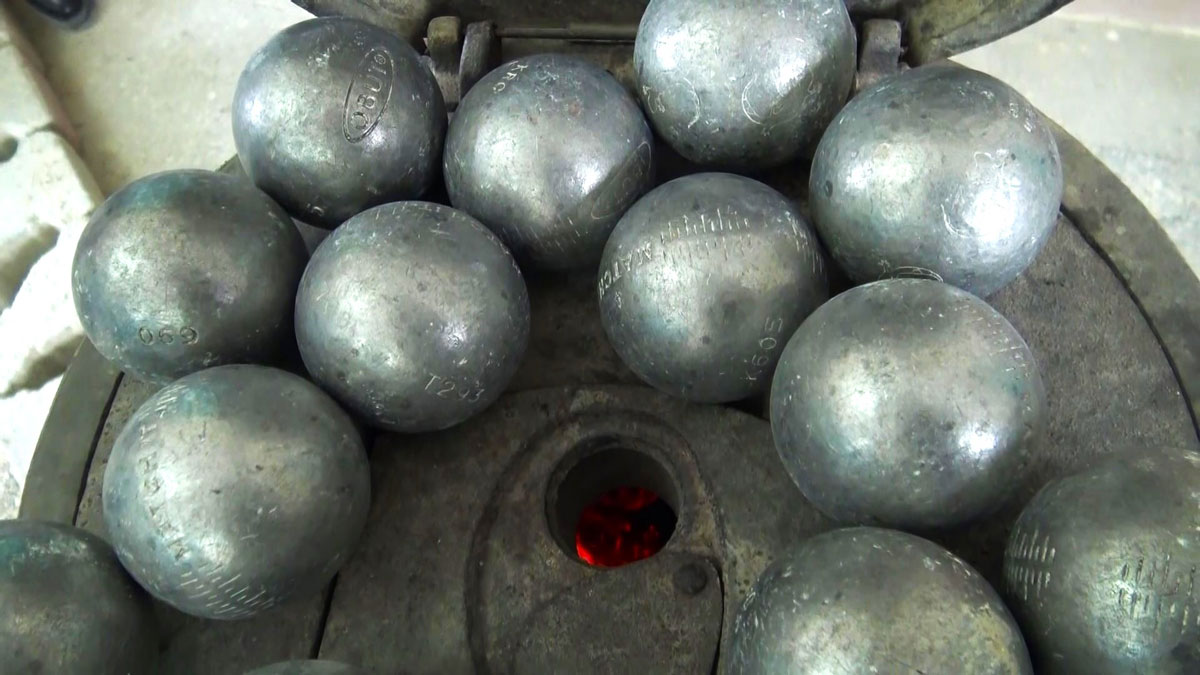 Soba üzerinde topları ısıtıp dağ köyünde bocce oynuyorlar