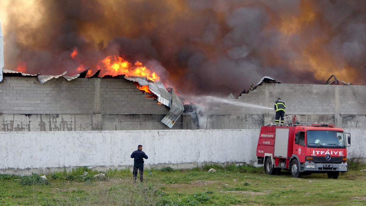 Osmaniye'de geri dönüşüm fabrikasında yangın