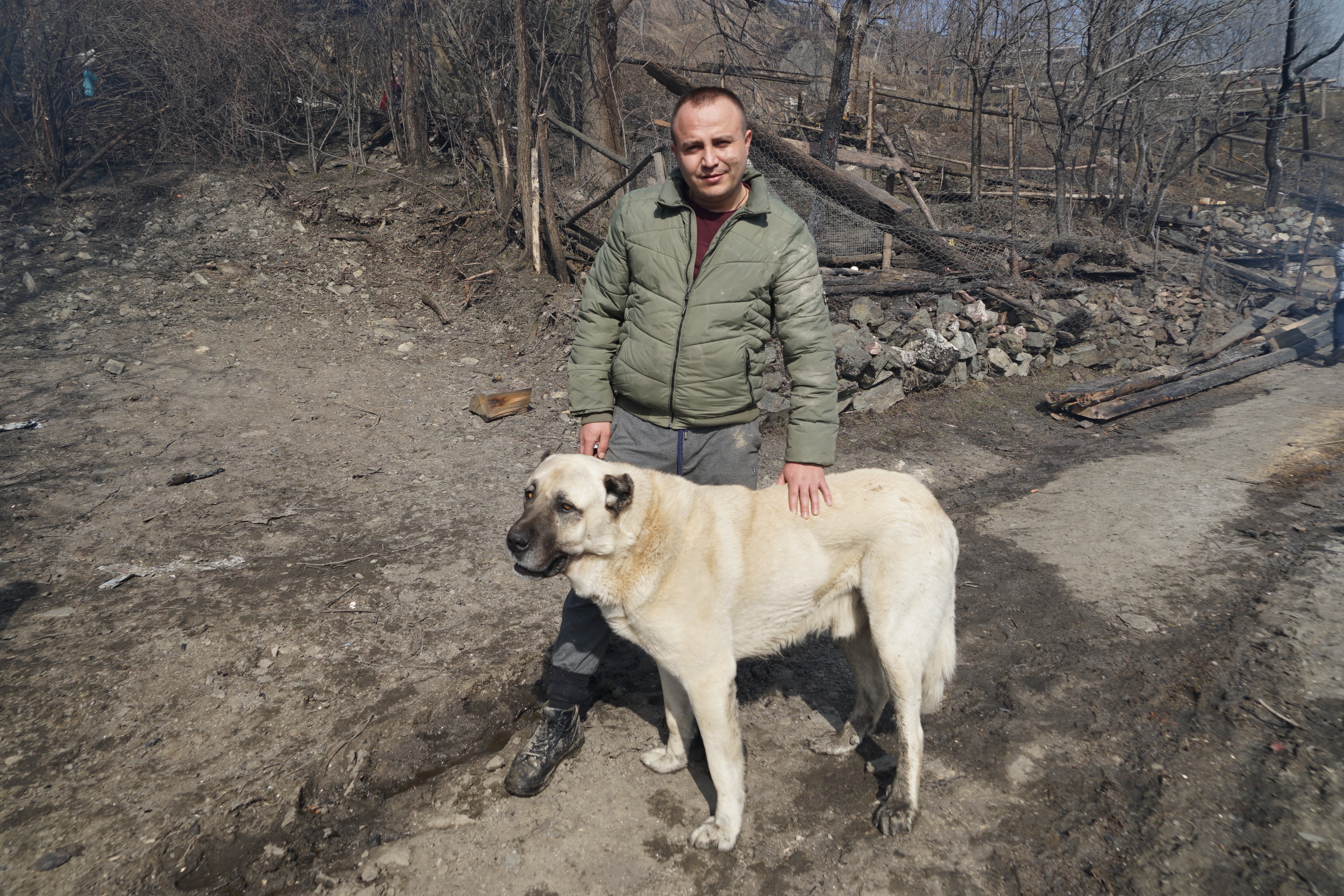 Kendilerini yangından kurtaran köpeği gözyaşları içinde sevdiler