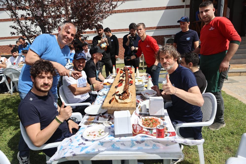 Adana Demirspor’a 20 metrelik kebap ziyafeti