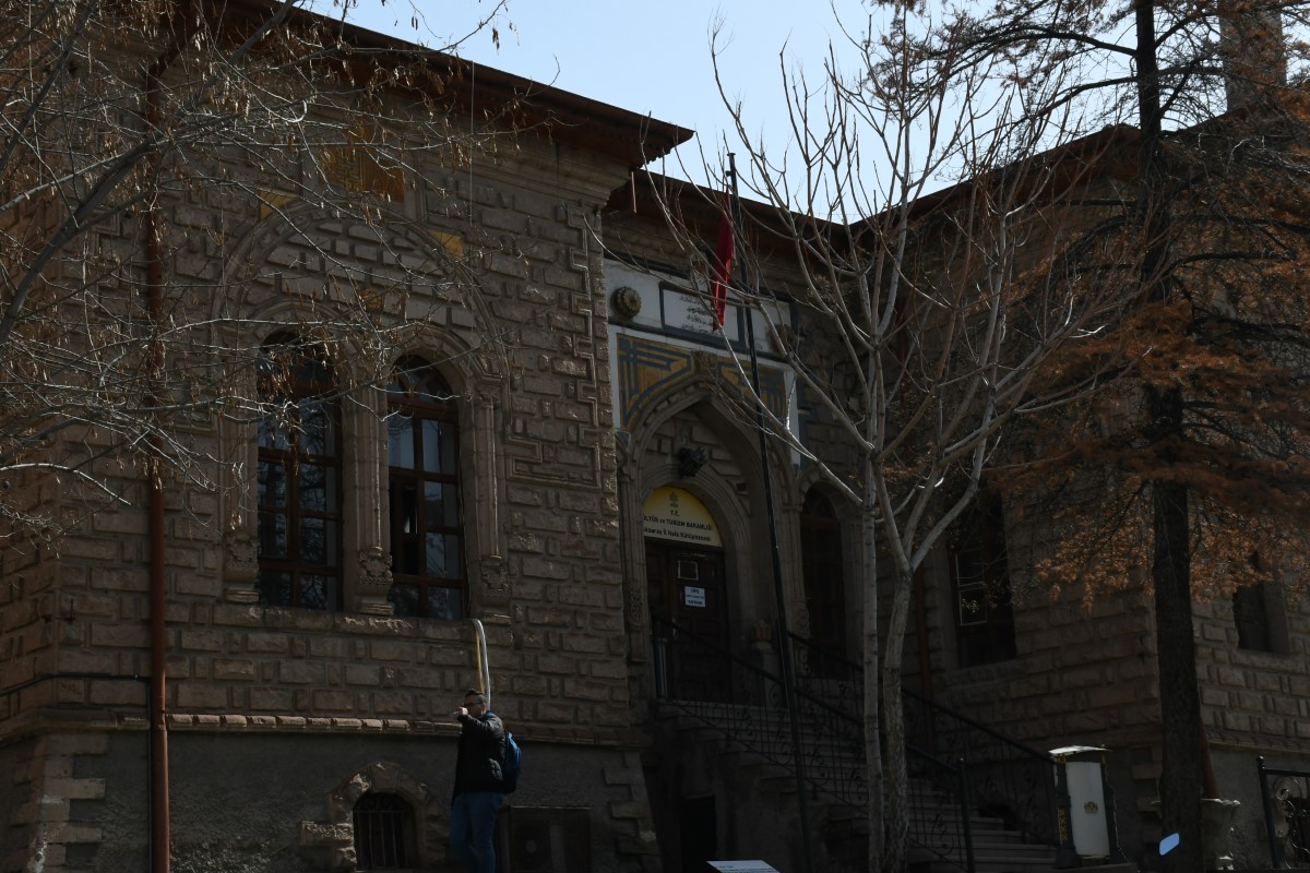 Aksaray’ın ilk valisi tarafından yaptırılan “Bilgi Yurdu” 96 yıldır hizmet veriyor