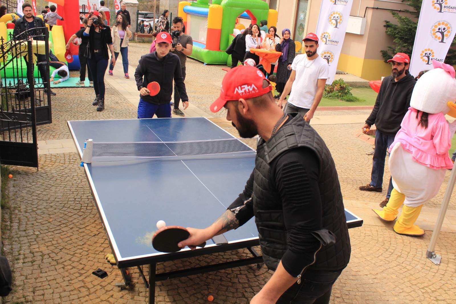 Çekmeköy’de ünlü drift pilotu Ertuğrul Makena, otizmli çocuklar ile bir araya geldi