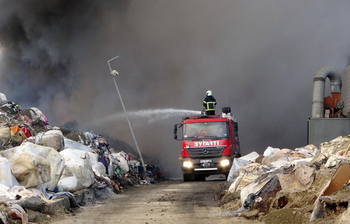 Osmaniye'de geri dönüşüm fabrikasında yangın