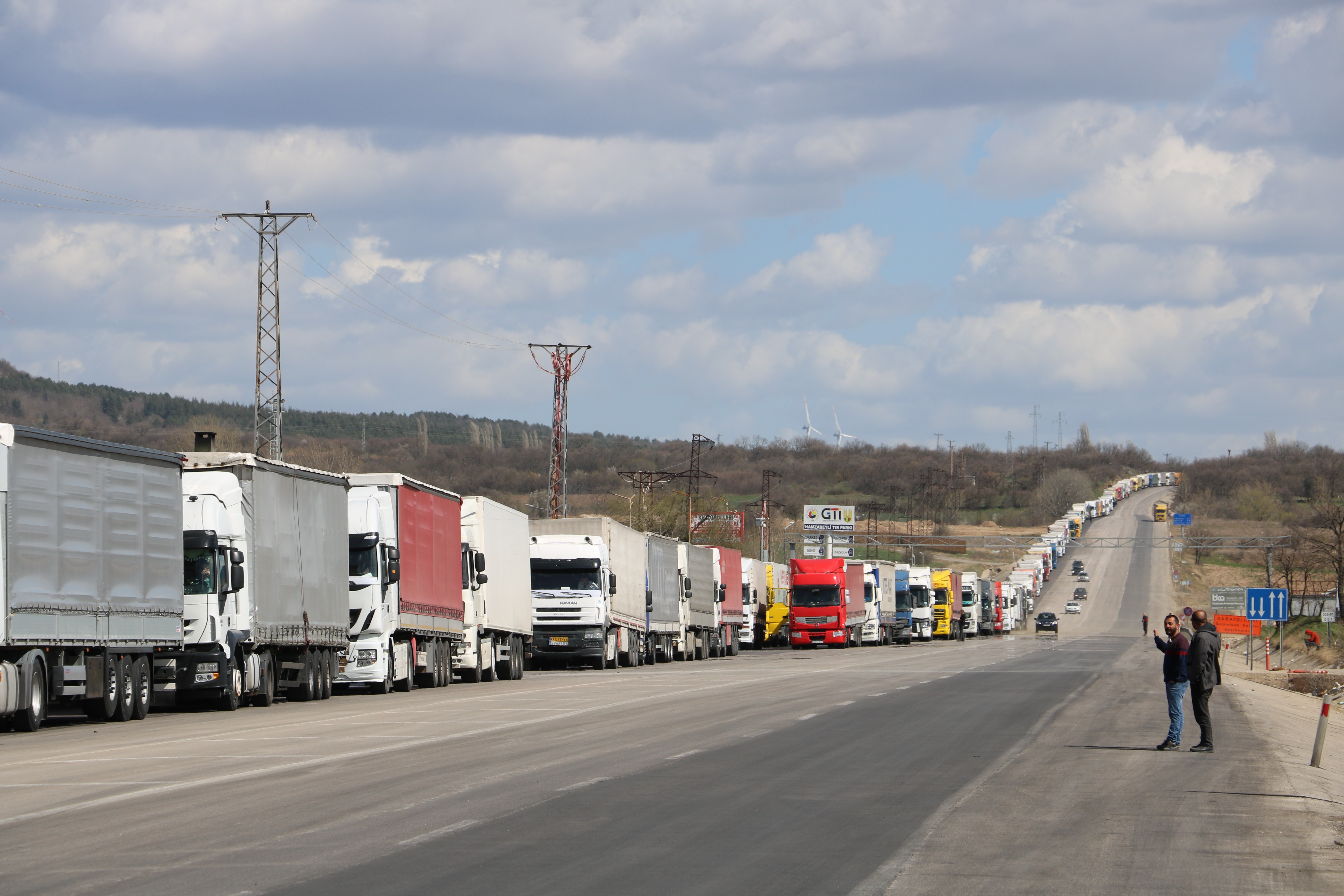 Tır şoförleri yetkililere seslendi: 'Gümrüklerde çektiğimiz çileleri görün'