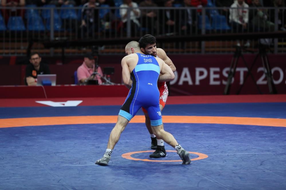 Erkeklerde iki milli güreşçi yarı finalde