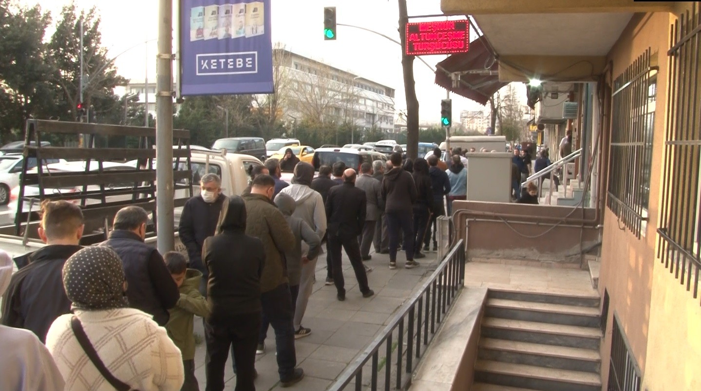 İstanbul'da Ramazan’ın ilk gününde sıcak pide kuyruğu