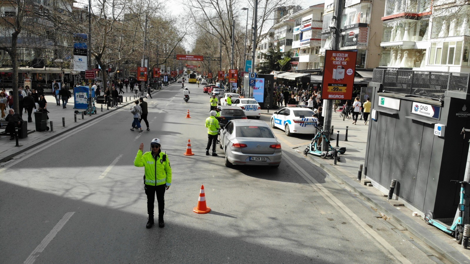 Bağdat Caddesi'nin trafiği onlara emanet