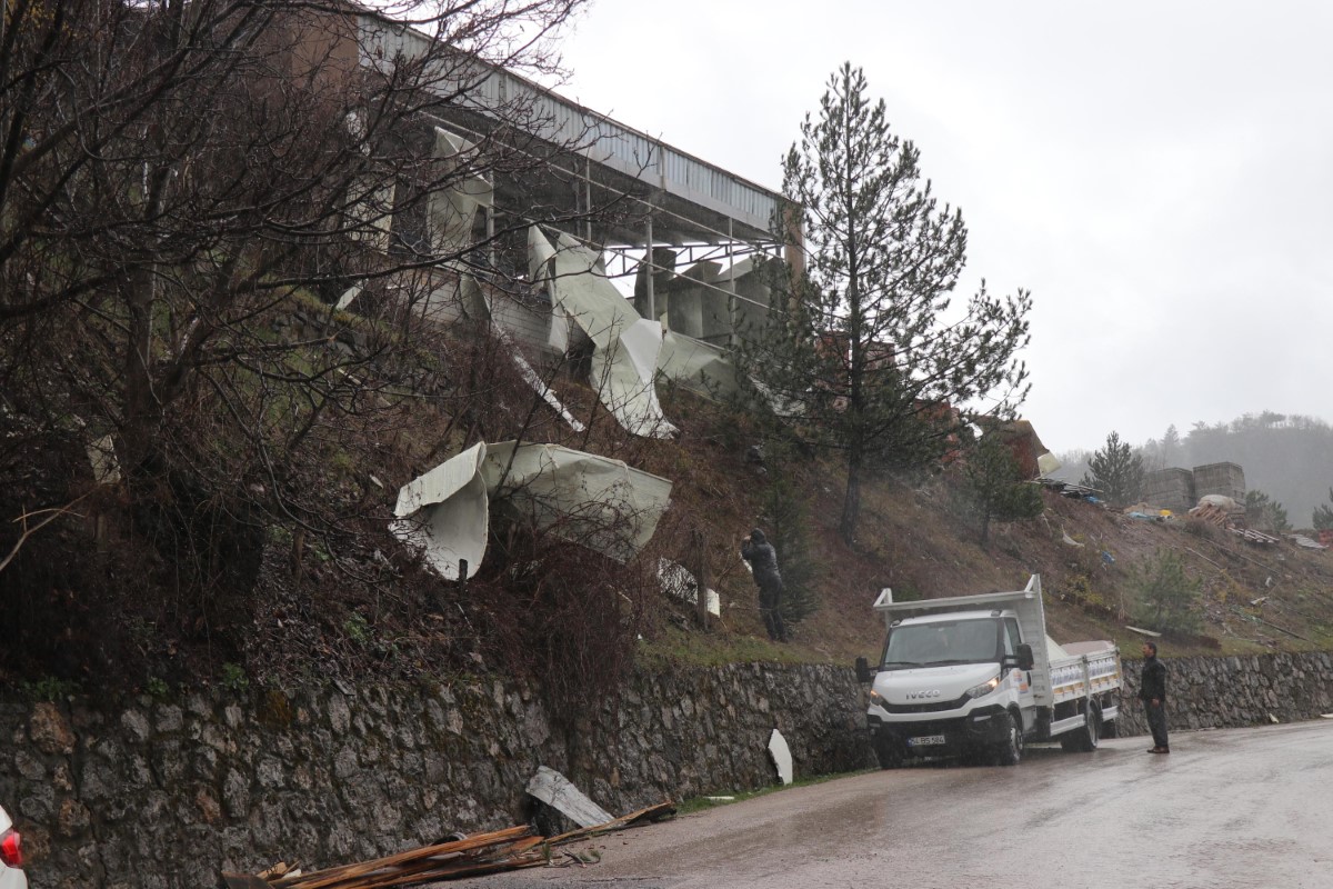 Bolu’da, saatte 106 kilometreyle esen rüzgar çatıları uçurdu