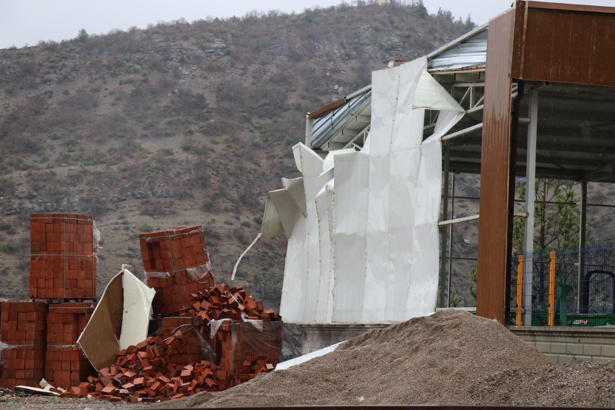 Bolu’da, saatte 106 kilometreyle esen rüzgar çatıları uçurdu