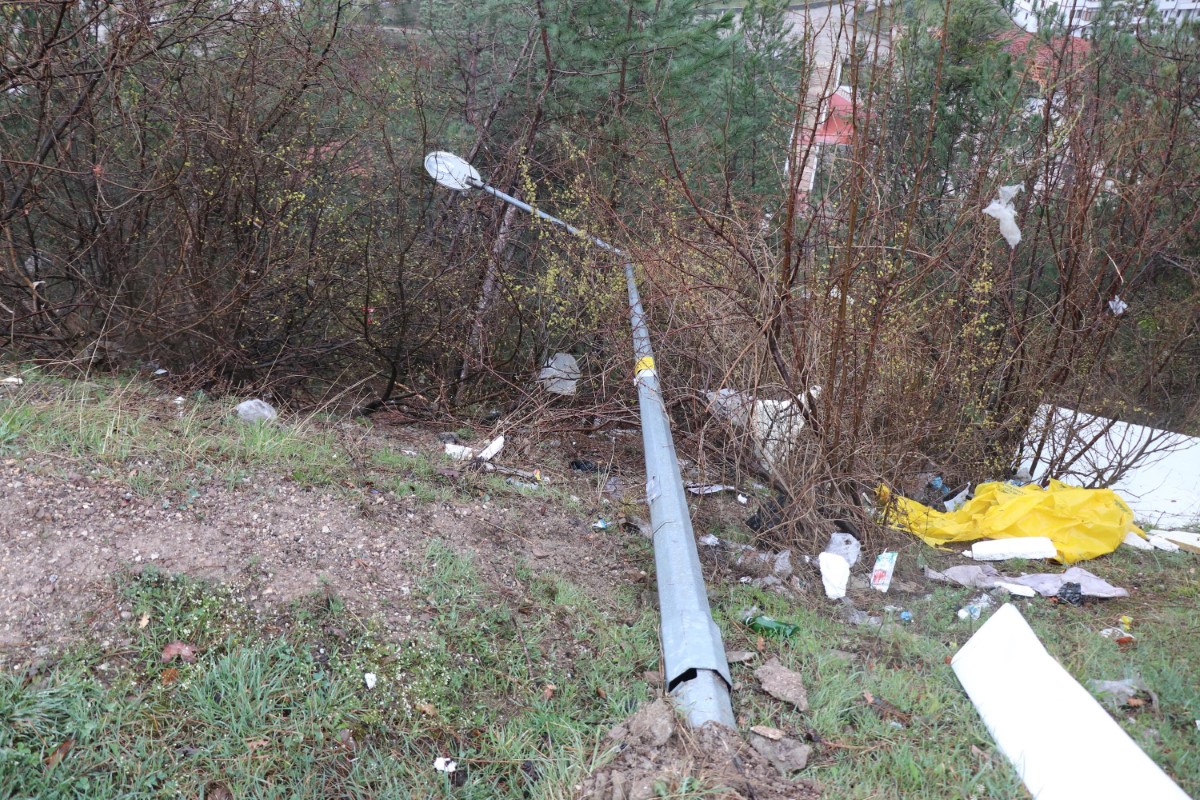 Bolu’da, saatte 106 kilometreyle esen rüzgar çatıları uçurdu