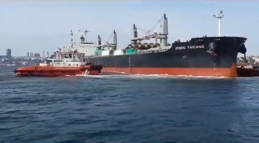 Haydarpaşa Limanı açıklarında karaya oturan gemi kurtarıldı