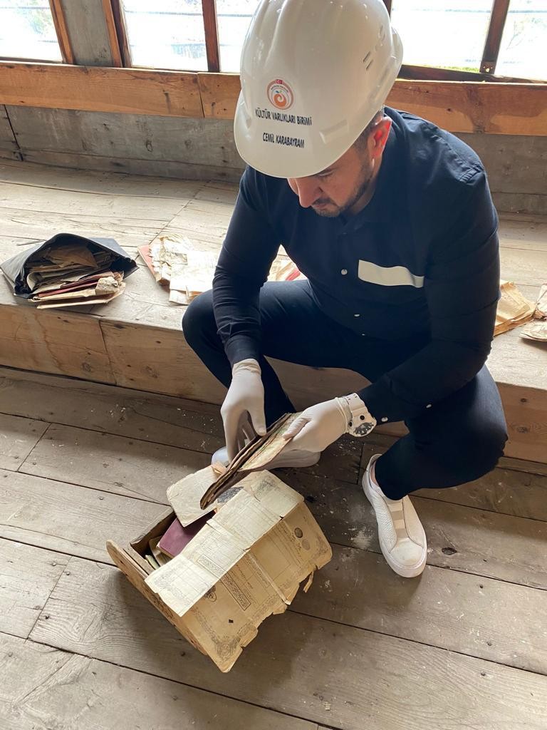 Osman Yüksel Serdengeçti'nin restorasyon yapılan tarihi evinde gizli bölme ortaya çıktı