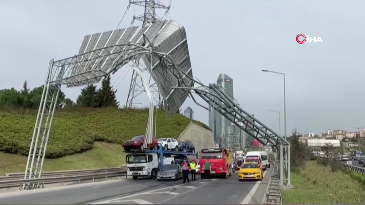 Seyrantepe TEM'de tır damperi tabelaya çarptı