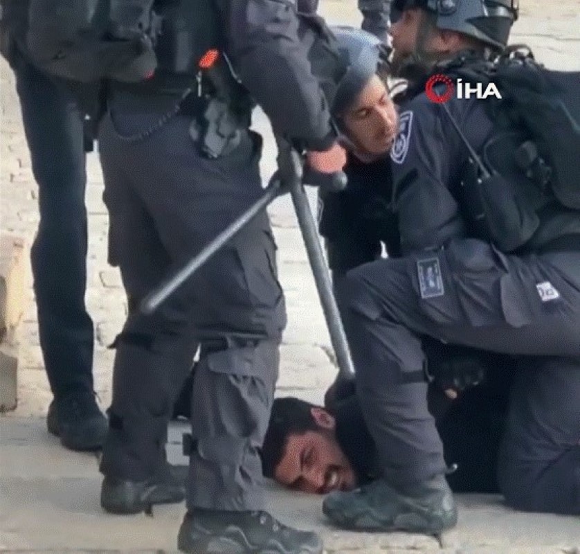 İsrail güçleri Mescid-i Aksa’da Filistinlilere saldırdı: 17 yaralı