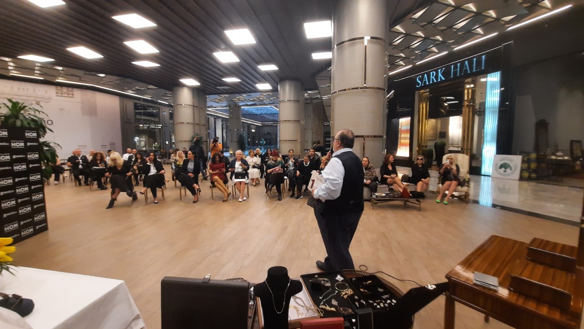 Kıvanç Tatlıtuğ’un 50 yıllık güneş gözlüğü açık artırma ile satıldı