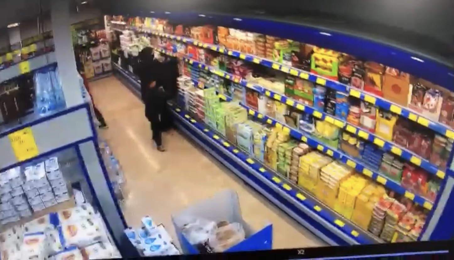 İstanbul’da marketten hırsızlık yapan kadın kamerada!