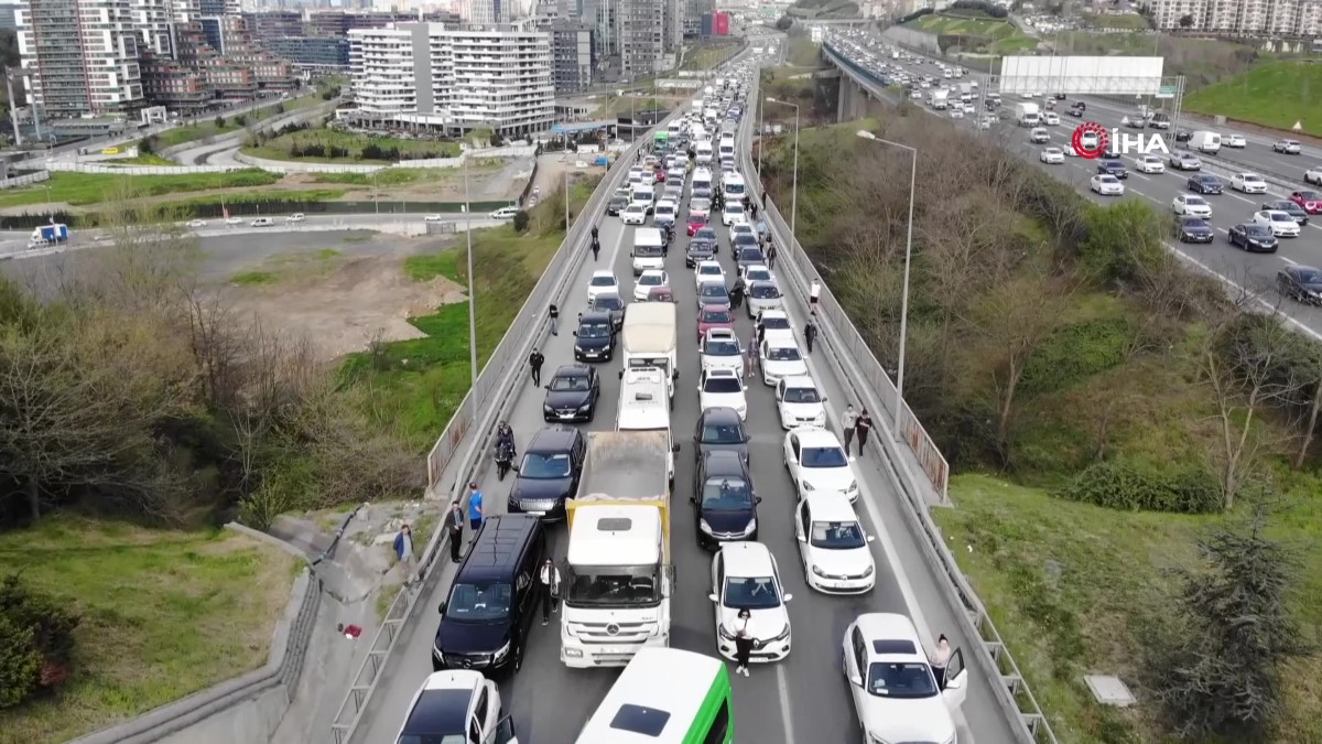 Seyrantepe TEM'de tır damperi tabelaya çarptı