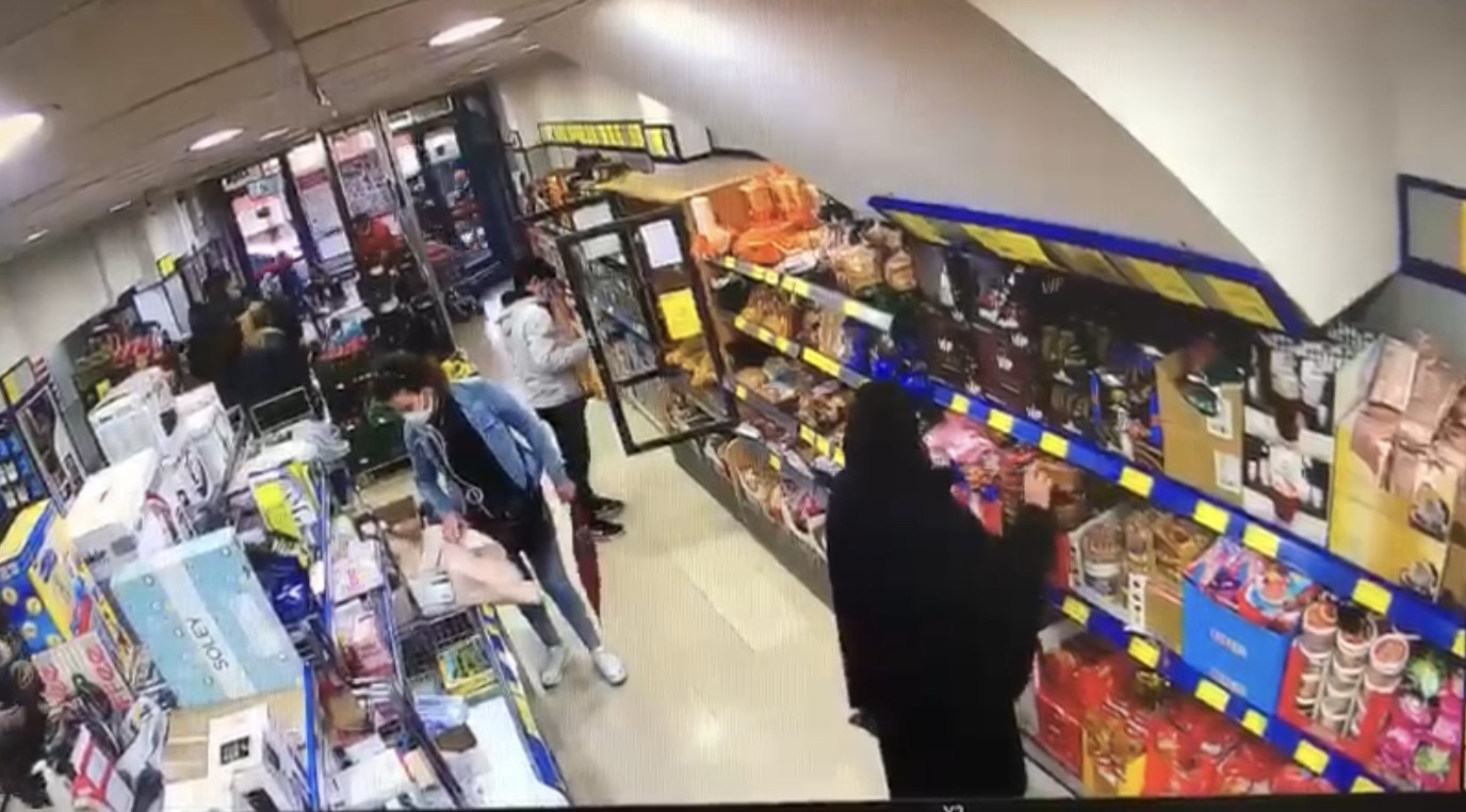İstanbul’da marketten hırsızlık yapan kadın kamerada!