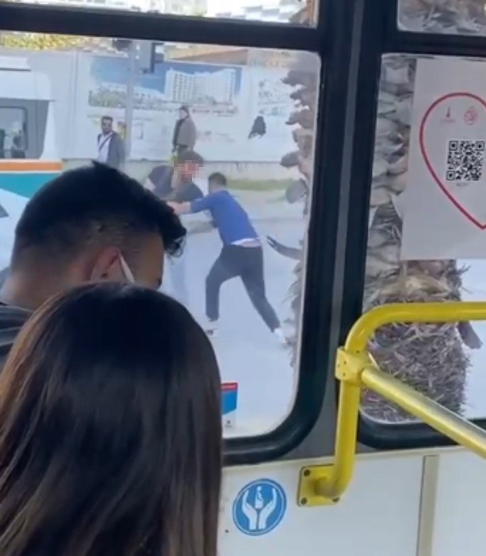 Otobüs şoförü ile taksicinin kavgasını ayırmak isteyen vatandaş bıçaklandı