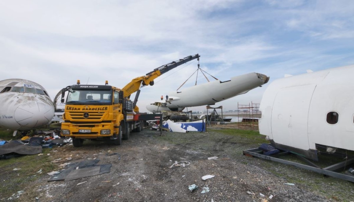 Atatürk Havalimanı’ndaki hurda uçaklar kara ve denizden Tuzla'ya taşındı