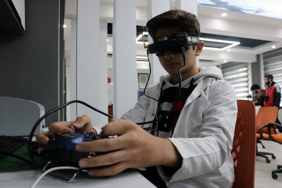 Türkiye’nin gururu oldular, Türk lisesi Avrupa ülkesinde İHA dersi verecek