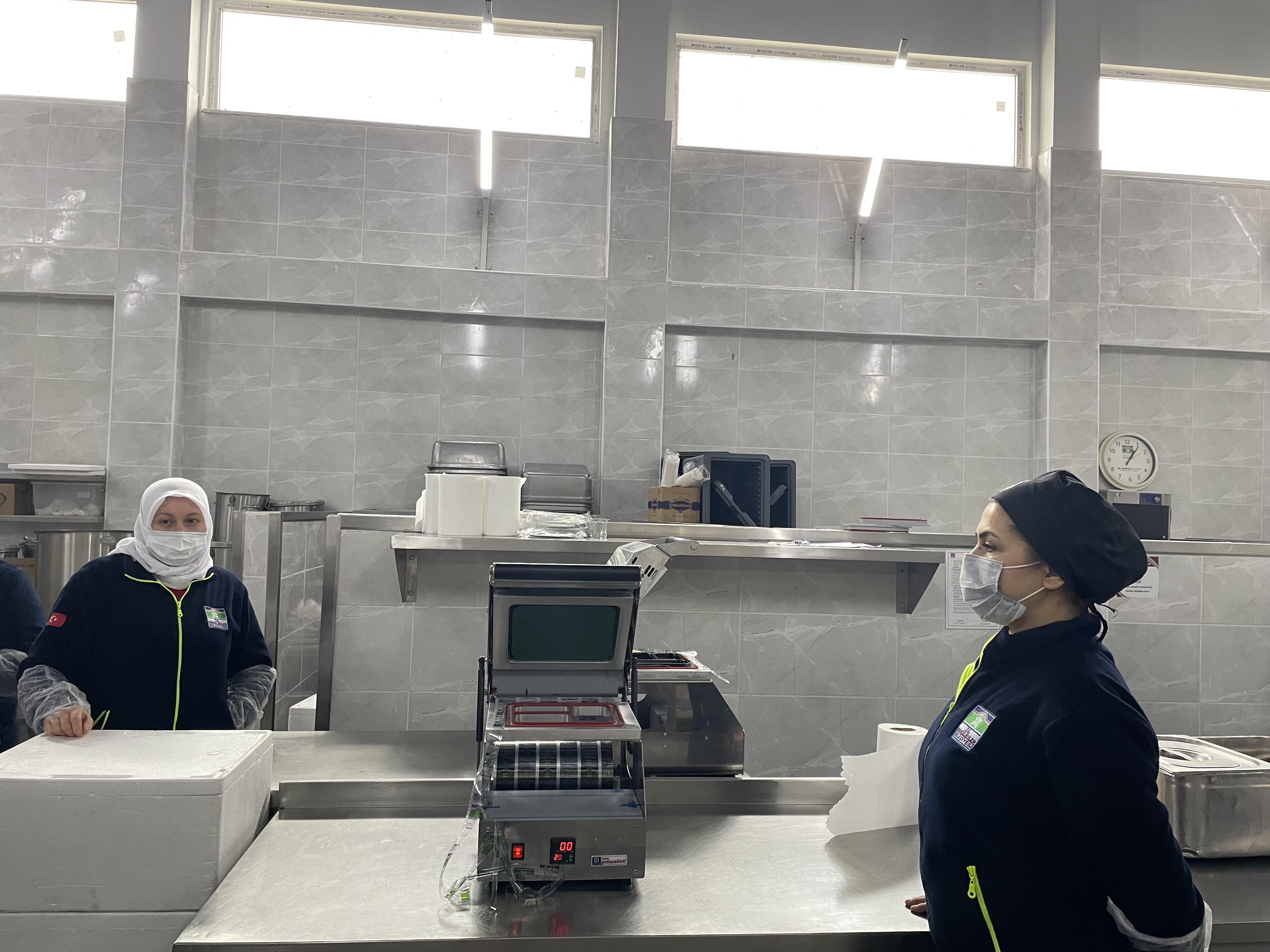 Bahçelievler’de “Alo İftar” hattı ile vatandaşa sıcak yemek