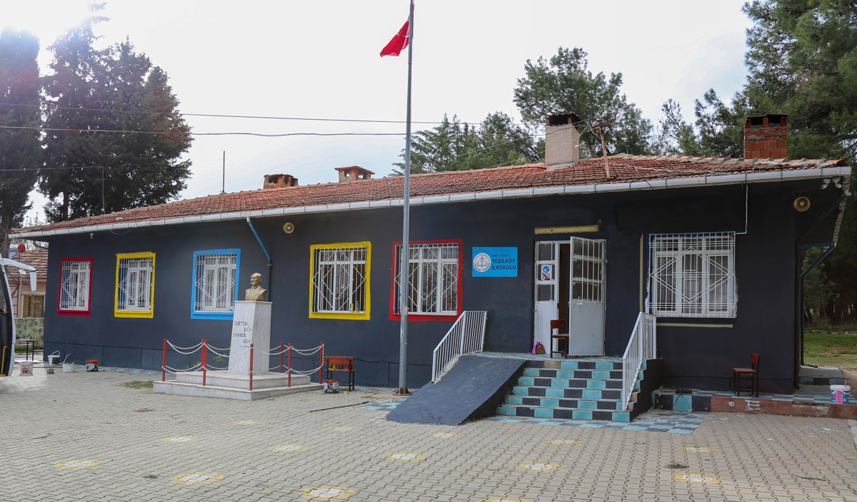 Öğrenciler gönüllü oldu köy okulunu yeniledi