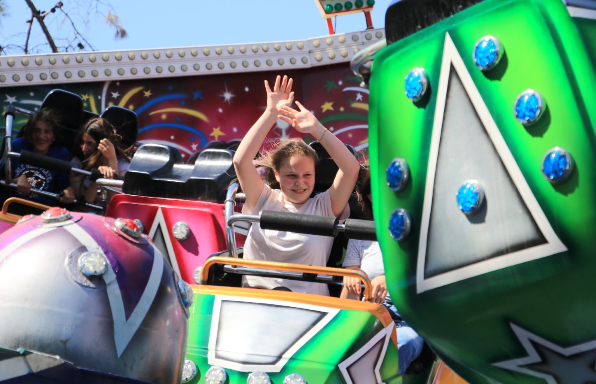 Hayalini gerçekleştirip 5 bin çocuğu lunaparka götürdü