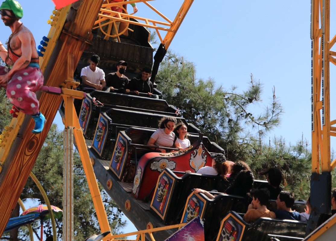 Hayalini gerçekleştirip 5 bin çocuğu lunaparka götürdü