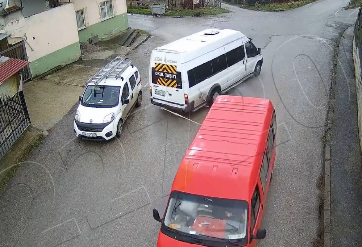 Samsun'da cipin hareket halindeki tırın altından geçme anı kamerada