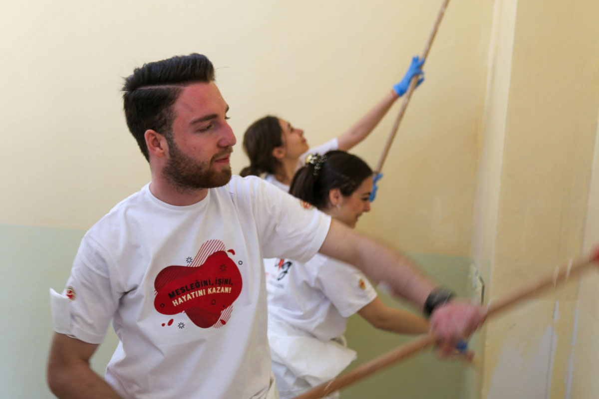 Öğrenciler gönüllü oldu köy okulunu yeniledi