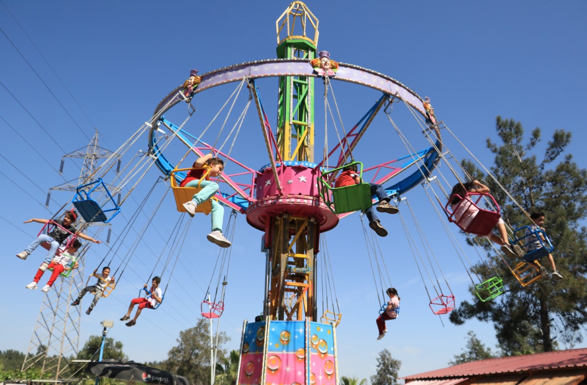 Hayalini gerçekleştirip 5 bin çocuğu lunaparka götürdü