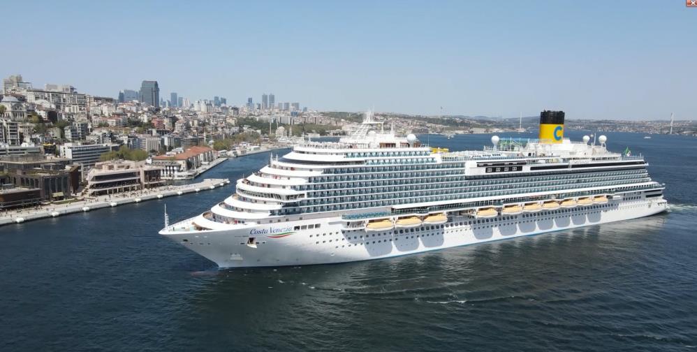 Dev kruvaziyer gemisi ‘Costa Venezia’ İstanbul’a yanaştı