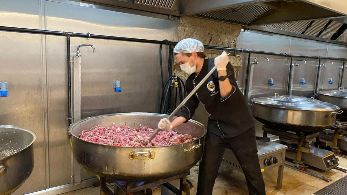 Eyüp İmareti’nde her gün 3 bin 600 kişiye sıcak yemek dağıtımı