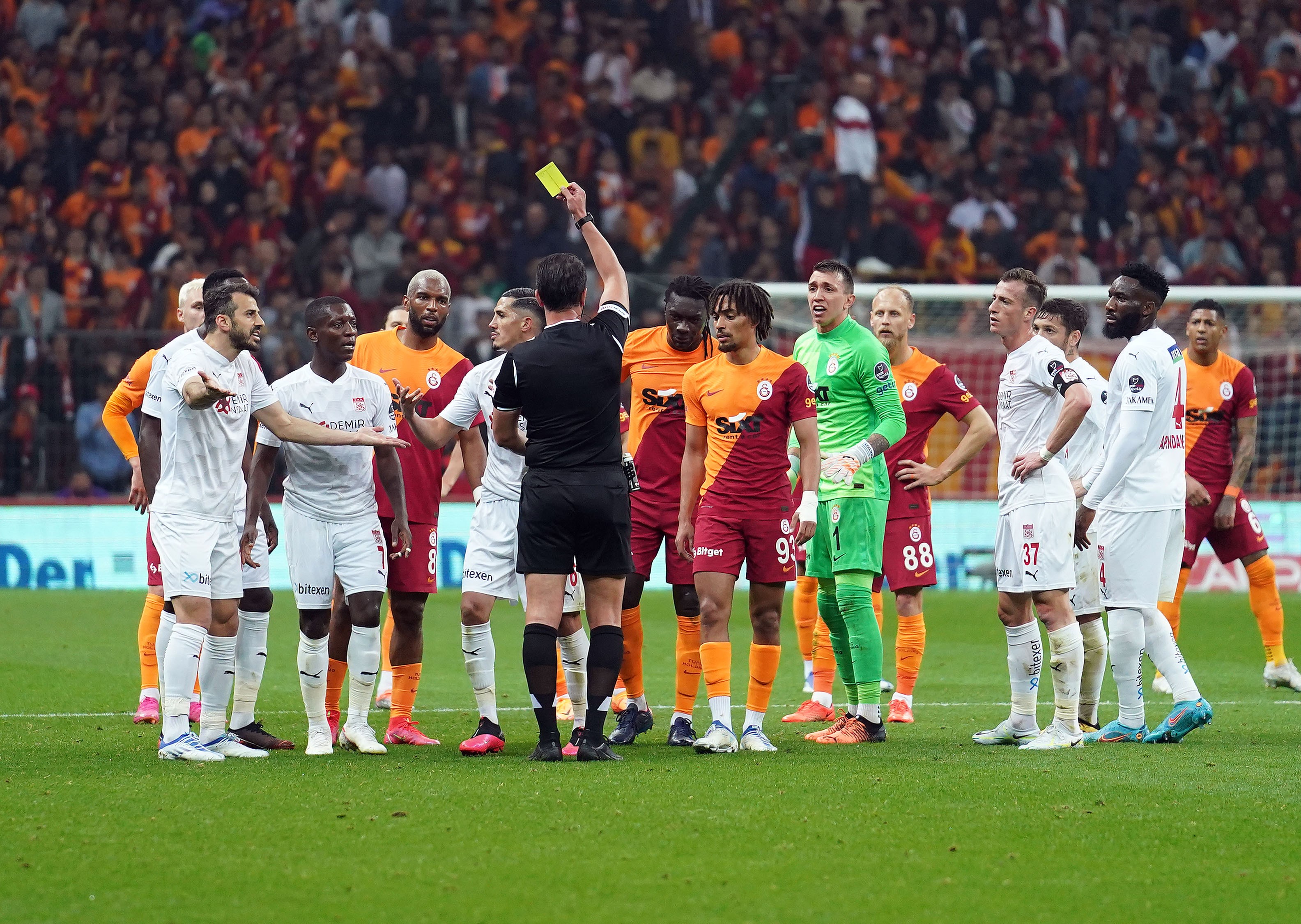 Galatasaray'a evinde Sivasspor darbesi!