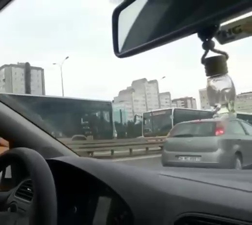 Metrobüs yolunda akıl almaz kaza: Sürücüsüz metrobüs dehşet saçtı