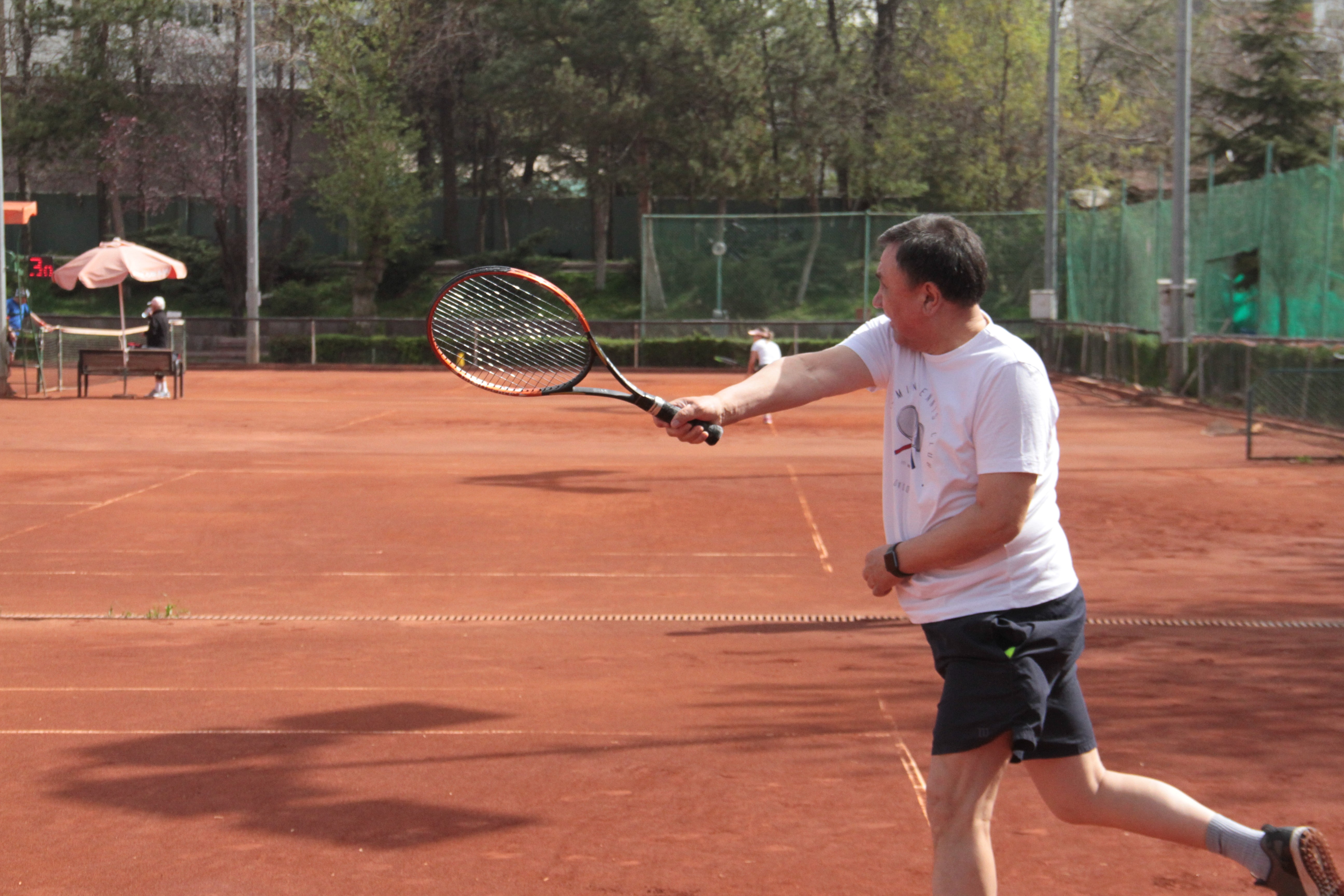 Kırgız Büyükelçi'den genç sporculara taş çıkartan tenis performansı
