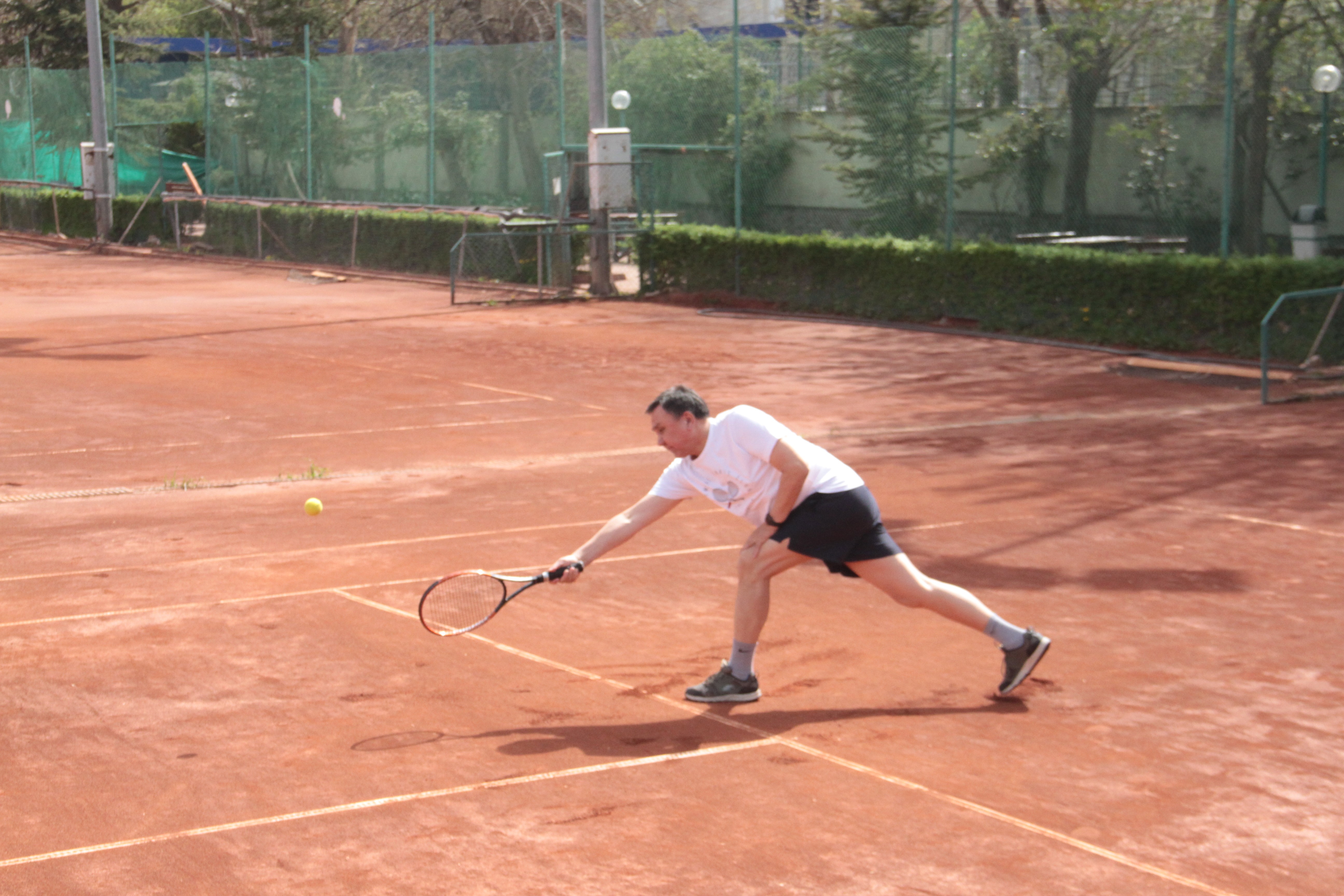 Kırgız Büyükelçi'den genç sporculara taş çıkartan tenis performansı