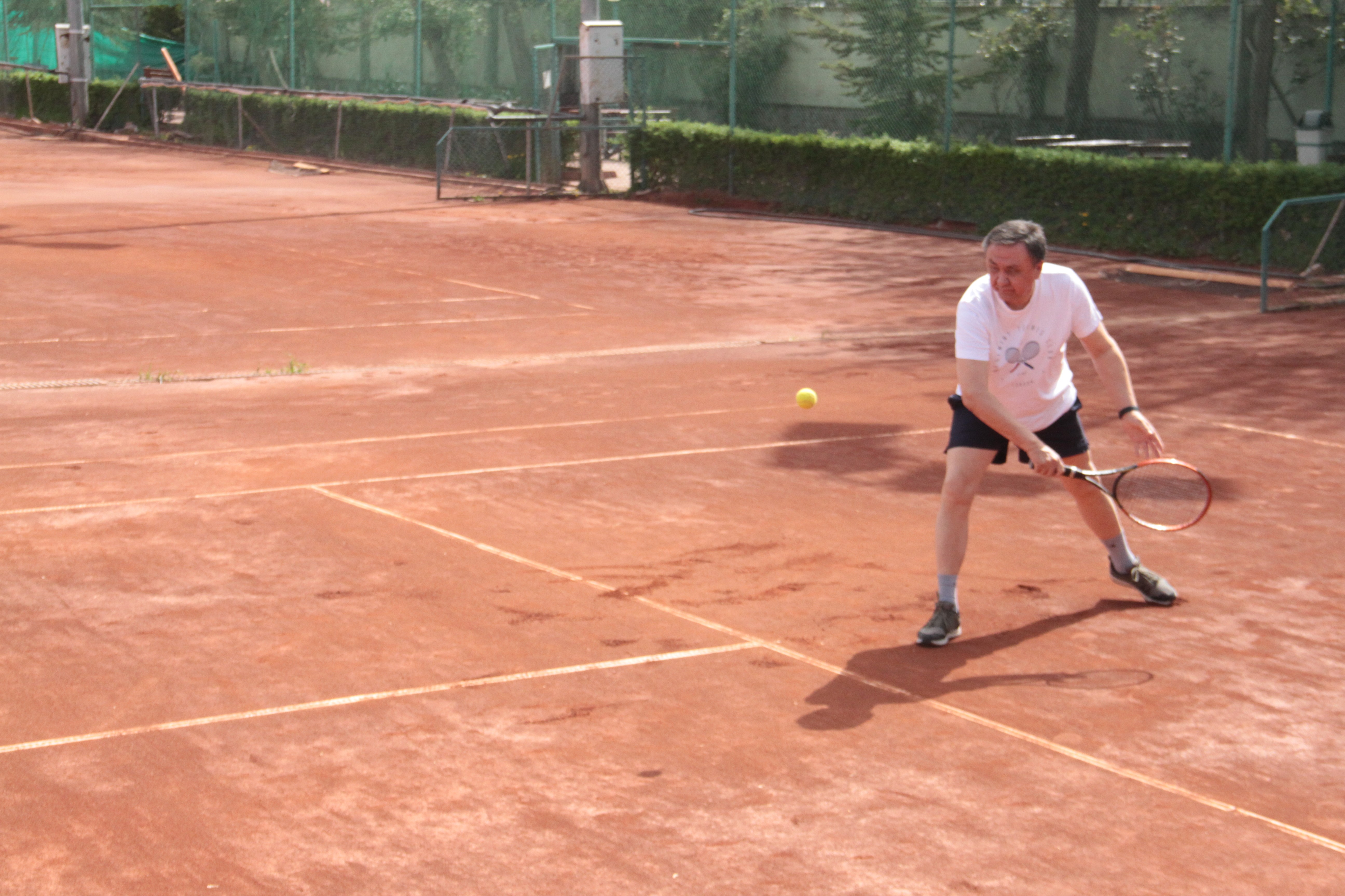 Kırgız Büyükelçi'den genç sporculara taş çıkartan tenis performansı
