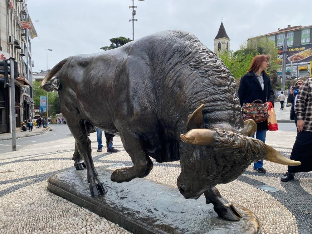 Kadıköy’de restorasyonu tamamlanan boğa heykeli açıldı
