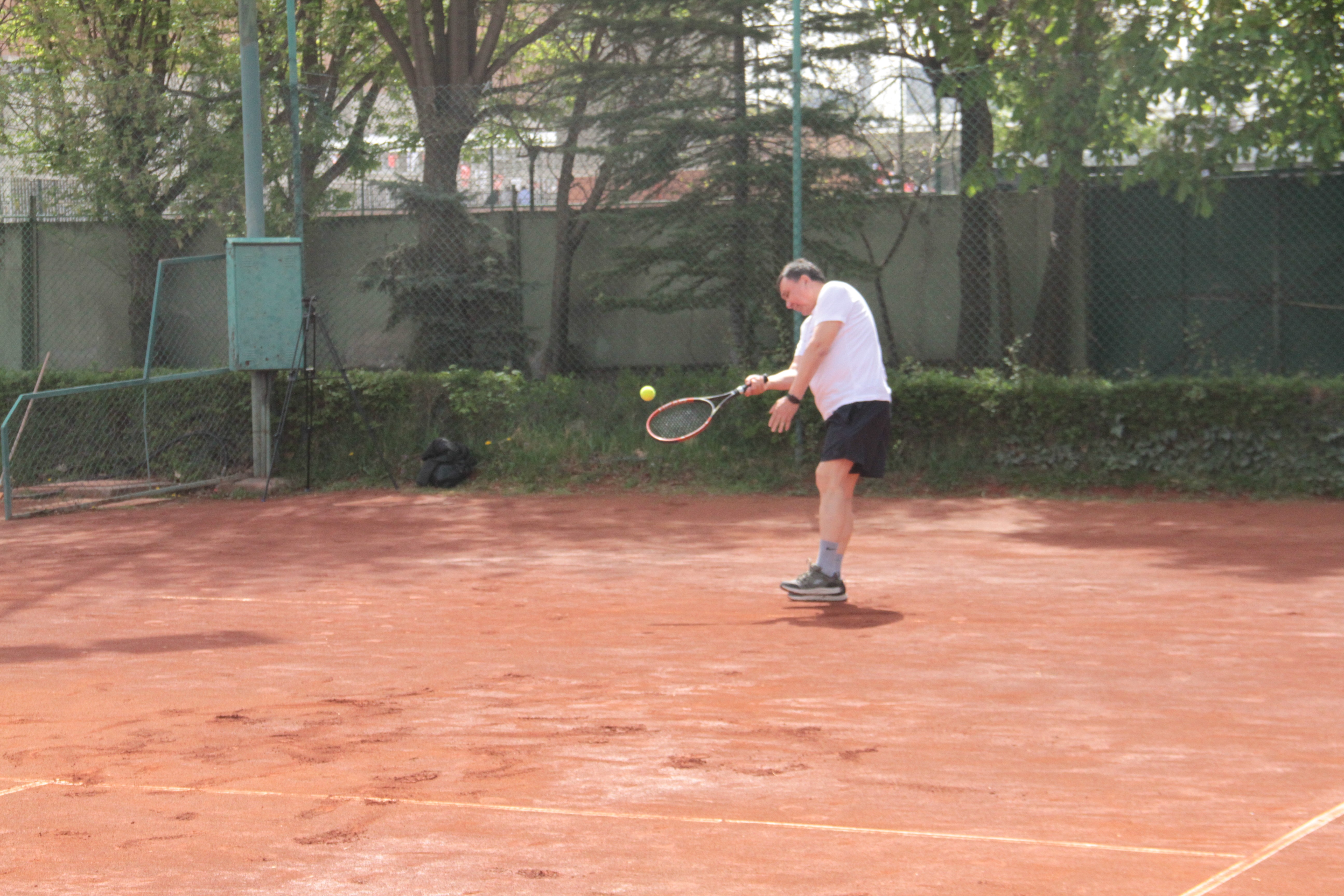 Kırgız Büyükelçi'den genç sporculara taş çıkartan tenis performansı