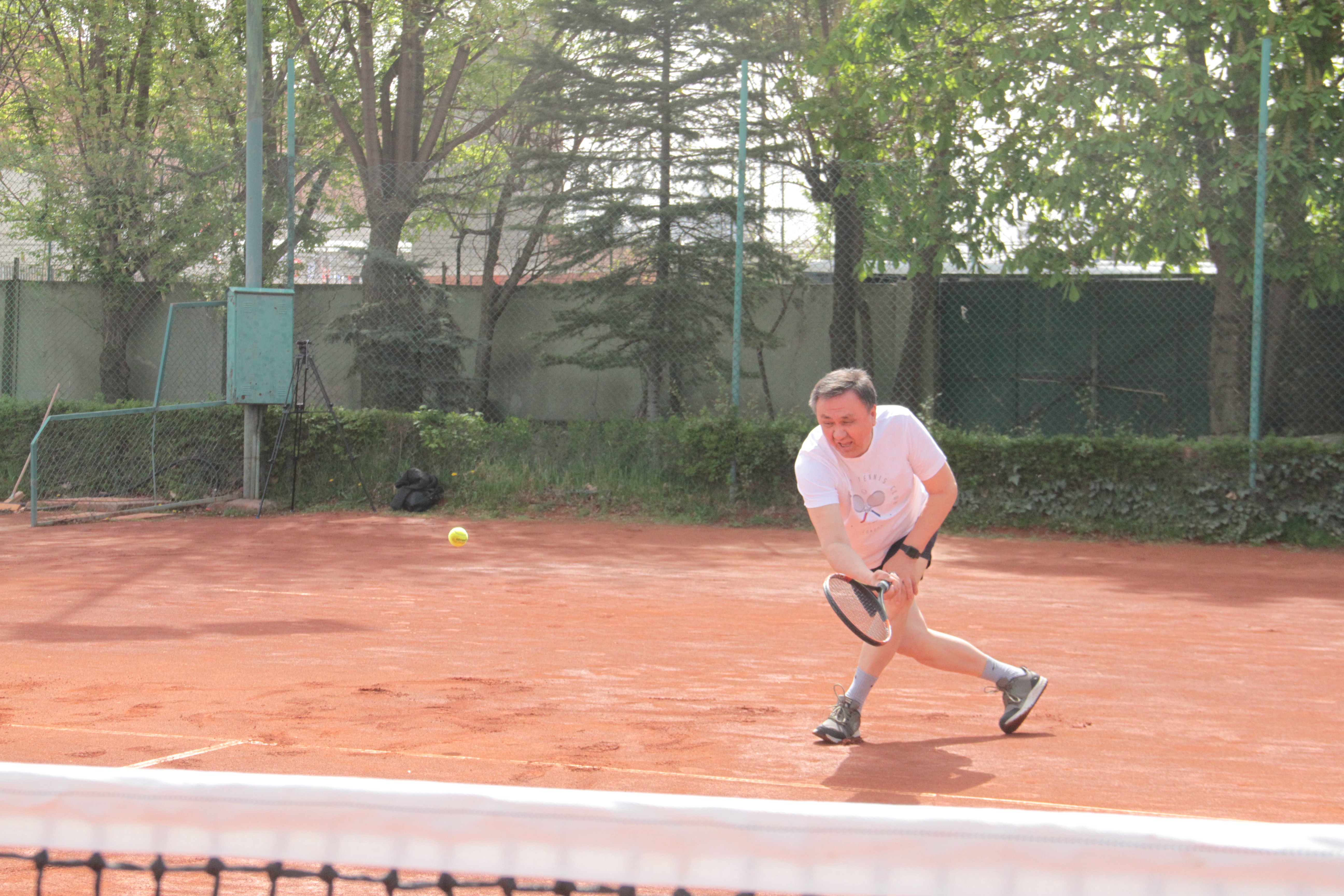 Kırgız Büyükelçi'den genç sporculara taş çıkartan tenis performansı