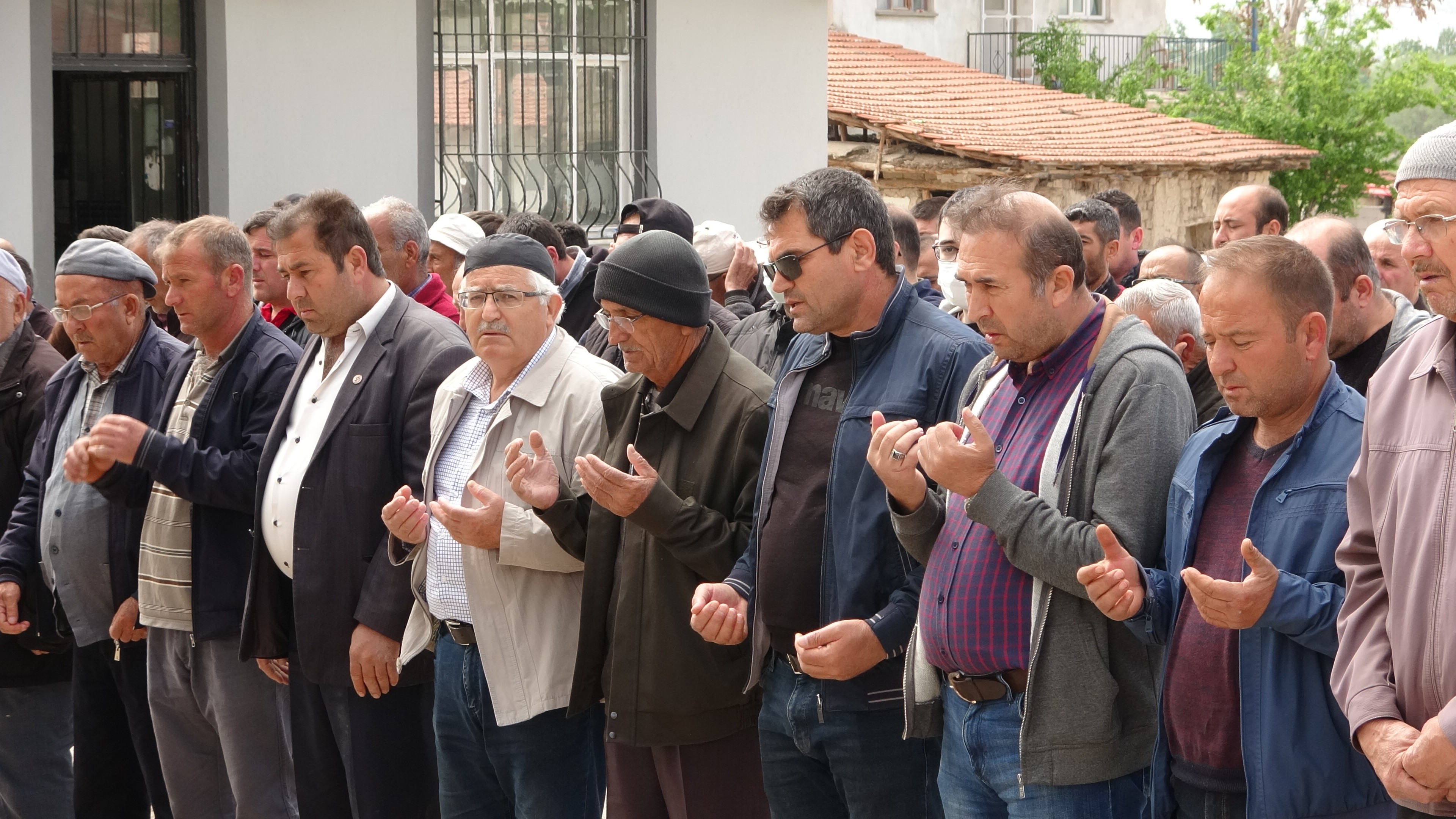Enver Ağabeyin kardeşi son yolculuğuna uğurlandı