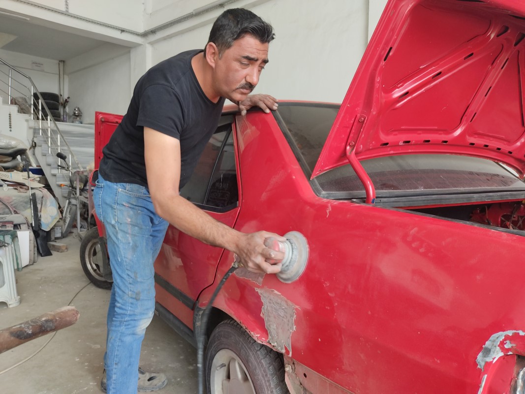 Baba-oğul kaportacılık mesleği devam ettiriyor