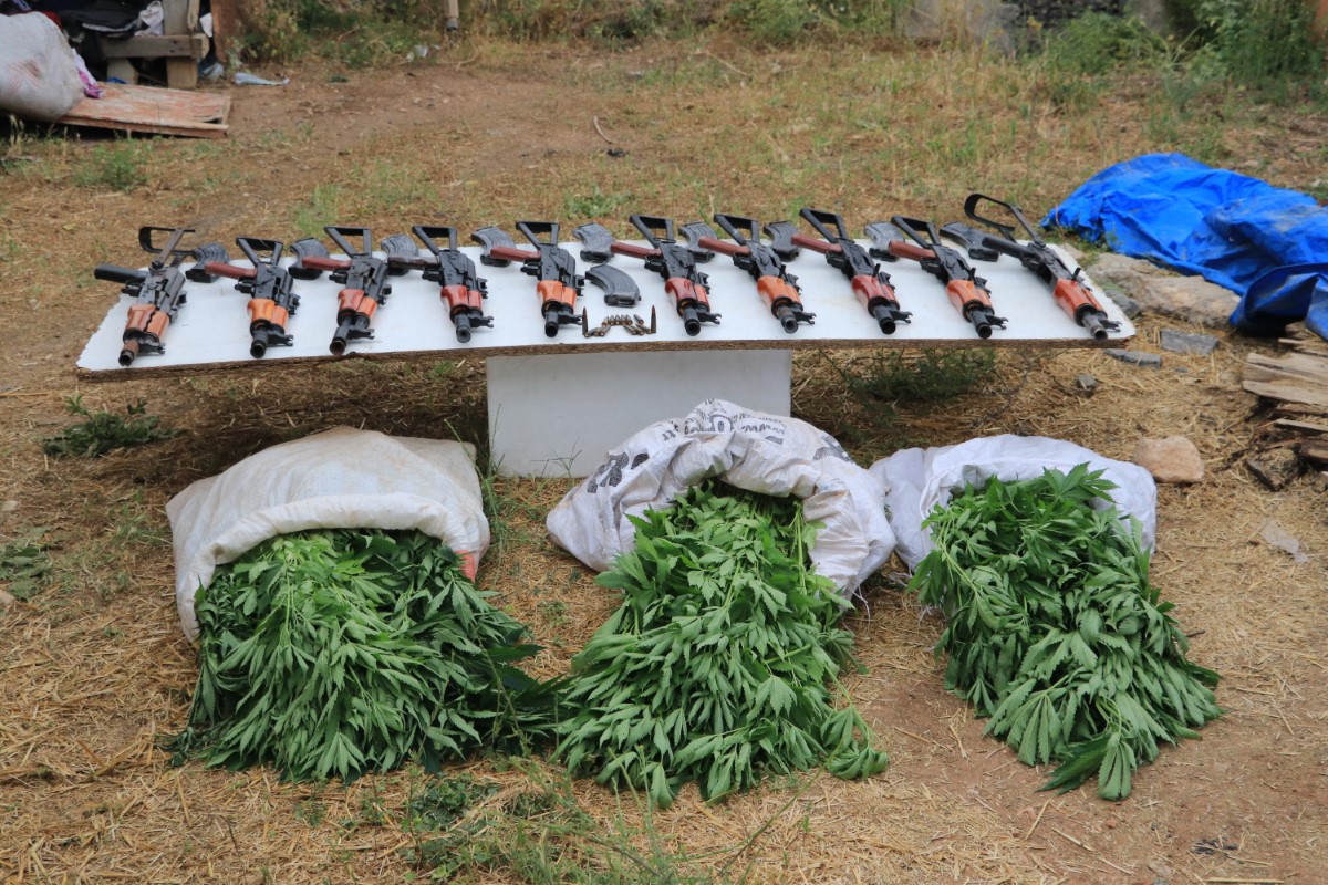 Aranan şüphelinin evinden 10 Kalaşnikof çıktı