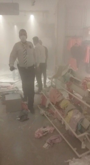 Zafer Plaza'da göçük... Bir mağazanın tavanı çöktü, büyük panik yaşandı