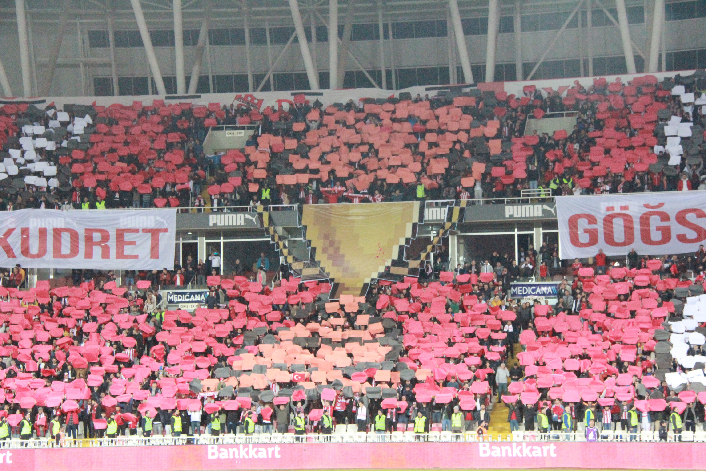 Sivasspor taraftarlarından muhteşem koreografi