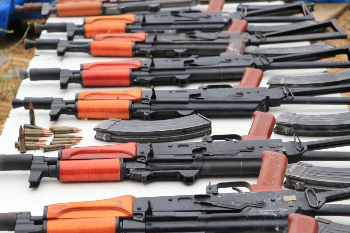 Aranan şüphelinin evinden 10 Kalaşnikof çıktı